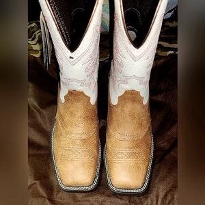 ARIAT "Delilah" Womens Boots- Size 10 regular width Color: Cott. Buttercream NWT
